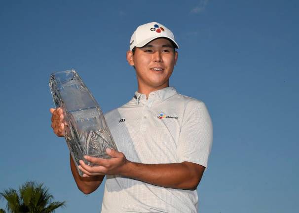 Si Woo Kim with the 2017 PLAYERS trophy. – Getty Images