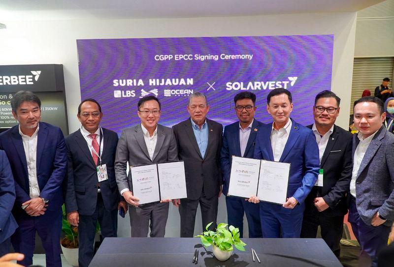 Deputy Prime Minister Datuk Seri Fadillah Yusof witnessed the EPCC contract signing ceremony between Suria Hijauan Sdn Bhd and Solarvest Holdings Bhd. Datuk Wira Joey Lim Hock Guan represented Suria Hijauan while Davis Chong Chun Shiong represented Solarvest.