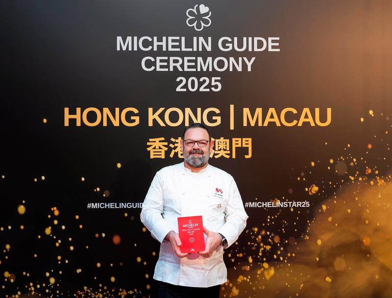 $!For a standout ten consecutive years, 8½ Otto e Mezzo BOMBANA at Galaxy Macau has held its Michelin one-star honor. The new Executive Chef Marino D’Antonio accepted the award on behalf the team.