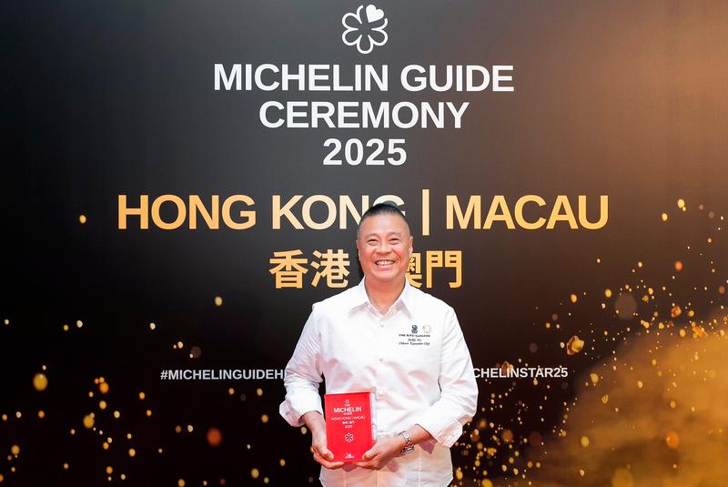 $!Lai Heen at The Ritz-Carlton, Macau has been awarded the prestigious “Michelin One Star” for nine consecutive years. Jackie Ho Hon-sing, Chinese Executive Chef of The Ritz-Carlton, Macau accepted the award on behalf the team.