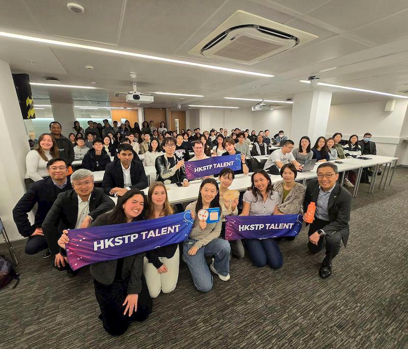 The delegation from HKSTP visit multiple universities ranked among the world’s top 10 in the UK and hold multiple sharing sessions on campus to engage in face-to-face interactions with local students.