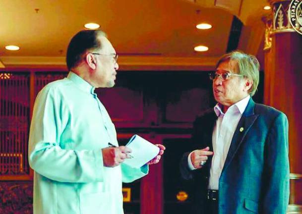 Anwar and Abang Johari discussing relevant points prior to the meeting at Perdana Putra. – PIC COURTESY OF PRIME MINISTER’S OFFICE