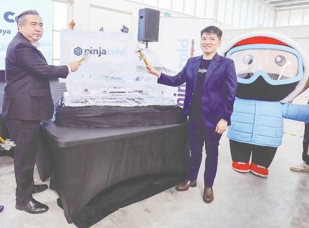 Loke (left) and Lin launching Ninja Cold in Subang Jaya today. – ADIB RAWI YAHYA/THESUN