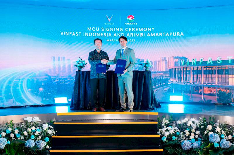 VinFast Asia CEO (left) and Amarta CEO at the MOU signing ceremony.