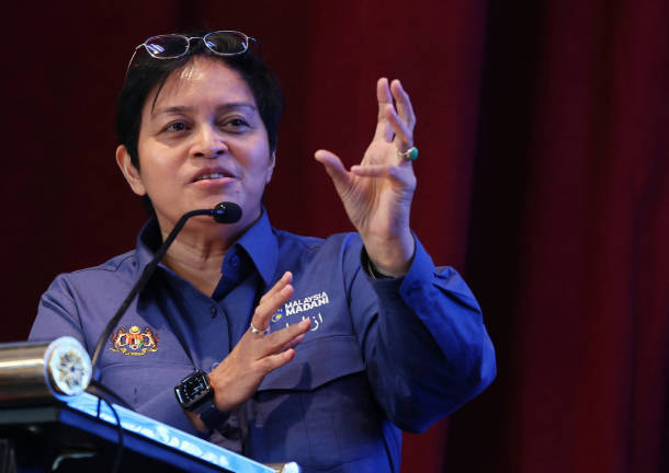 Menteri di Jabatan Perdana Menteri (Undang-Undang Dan Reformasi Institusi) Datuk Seri Azalina Othman Said ketika berucap pada Majlis Perhimpunan Bulanan dan Majlis Peluncuran Akademi Perundangan Negara di Auditorium, Akademi Perundangan Negara hari ini. - BERNAMApix
