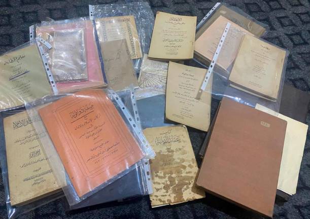 Antara koleksi kitab lama asli Nusantara dari sekitar 1920an hingga 1960an yang dijumpai dan dikumpul oleh graduan tahun akhir pengajian Usuluddin di Universiti al-Azhar, Muhammad Nur Hadi Sallehuddin, 24. - fotoBERNAMA