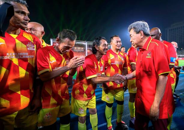 Sultan Selangor Sultan Sharafuddin Idris Shah berkenan beramah mesra dengan pemain veteran Selangor pada perlawanan Piala Sultan Selangor 2025 yang berlangsung di Stadium Merdeka malam ini. - Bernama