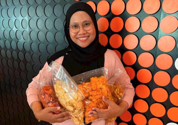 Nur Rahilla Binti Mohamad Kamal, co-founder of Nanakamalbiz, showcases her handmade traditional snacks.