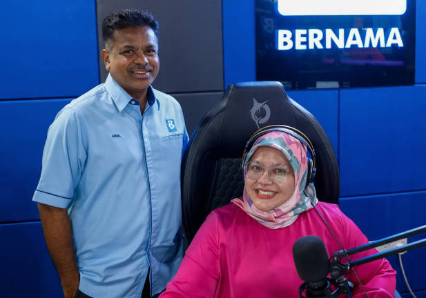 Ketua Pengarang Pertubuhan Berita Nasional Malaysia (BERNAMA) Arul Rajoo Durar Raj bersama penyampai radio Raifa Zulkifli ketika menghadiri program bual bicara Jendela Fikir Edisi Hari Wartawan Nasional (HAWANA) 2025 di BERNAMA Radio hari ini. -BERNAMApix