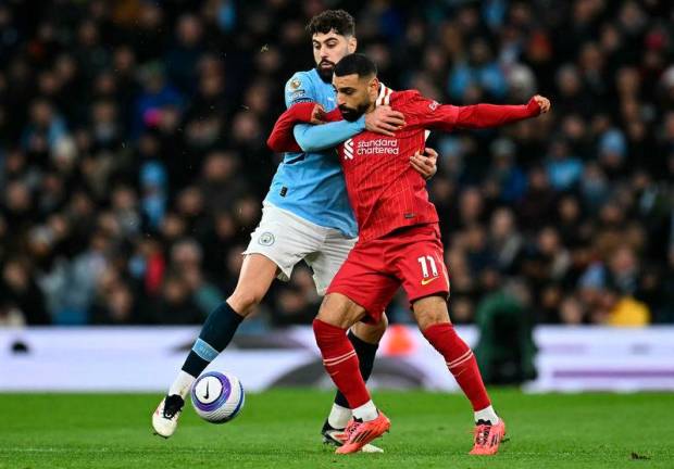 Manchester City’s Croatian defender #24 Josko Gvardiol (L) tussles with Liverpool’s Egyptian striker #11 Mohamed Salah during the English Premier League football match between Manchester City and Liverpool at the Etihad Stadium in Manchester, north west England, on February 23, 2025. AFPpix.