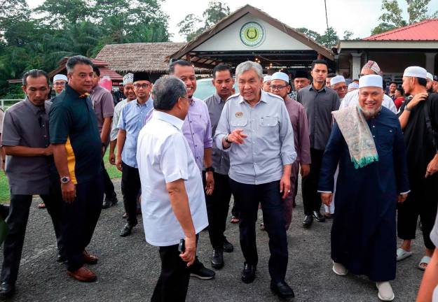 Timbalan Perdana Menteri Datuk Seri Dr Ahmad Zahid Hamidi (depan dua, kanan) semasa hadir menziarahi Madrasah An Nabawiyyah Lid Dirasatil Islamiyyah Pulau Tawar, Jerantut, hari ini.