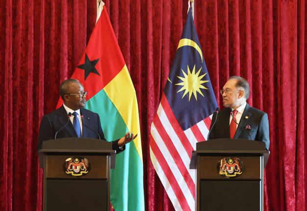 Perdana Menteri Datuk Seri Anwar Ibrahim (kanan) semasa sidang media bersama Presiden Guinea-Bissau Umaro Sissoco Embalo, di sini hari ini. - BERNAMApix