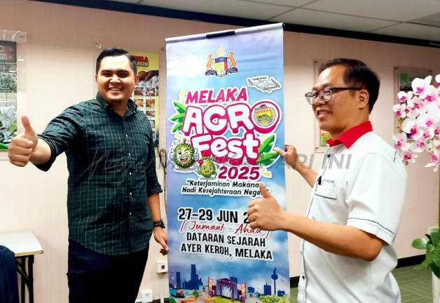 Dr Muhamad Akmal dan Chee Leong menunjukkan ‘bunting’ Melaka Agrofest 2025 yang akan diadakan di Dataran Sejarah, Ayer Keroh. - (Kredit -Melaka Hari Ini portal)