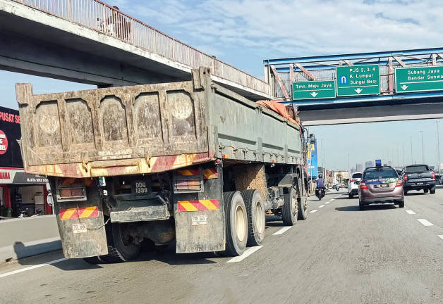 Stricter enforcement of road restrictions for heavy vehicles during peak hours has been urged, as well as the use of technology to detect errant drivers. – theSunpix