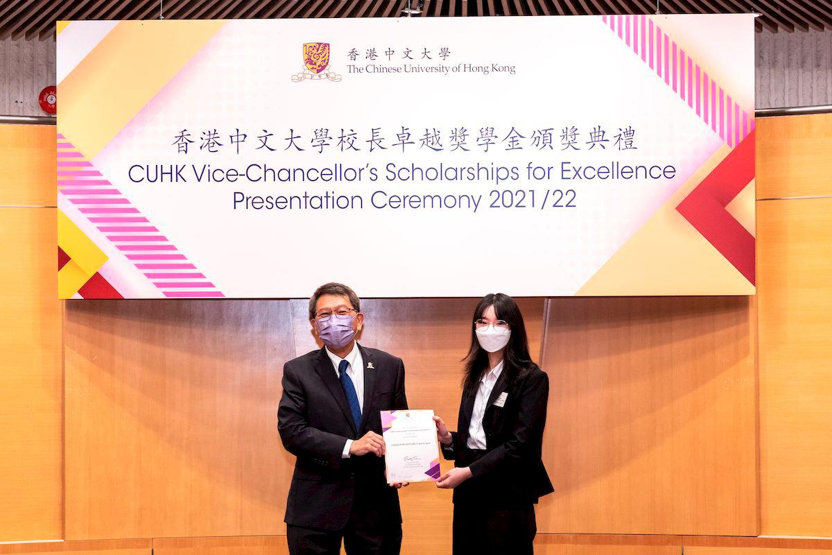 CUHK Vice-Chancellor’s Scholarship awardee Jarinyagon CHANTAWANNAKUL (right) from Thailand receives recognition at the University’s Scholarship Presentation Ceremony 2021/22, exemplifying CUHK’s commitment to nurturing international talents. The significant scholarship recognises her outstanding academic achievements and potential contributions to healthcare innovation.