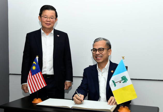 Communications Minister Datuk Fahmi Fadzil paid a courtesy visit to Penang Chief Minister Chow Kon Yeow during his two-day working visit to the state today. - BERNAMA