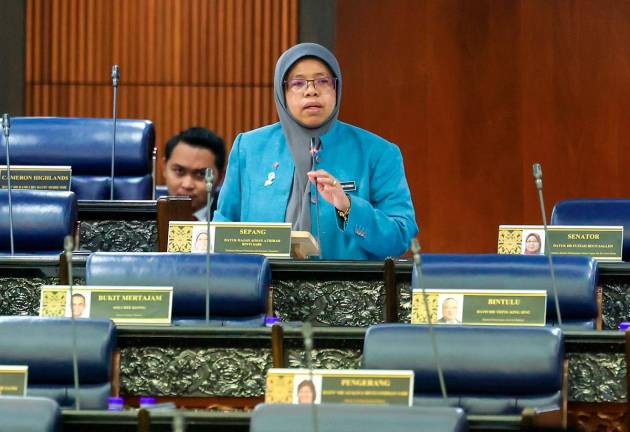Timbalan Menteri Perumahan dan Kerajaan Tempatan Datuk Aiman Athirah Sabu ketika sesi pertanyaan-pertanyaan bagi jawab lisan pada Mesyuarat Ketiga Penggal Ketiga, Majlis Parlimen ke-15 Dewan Rakyat di Bangunan Parlimen hari ini. - Bernama