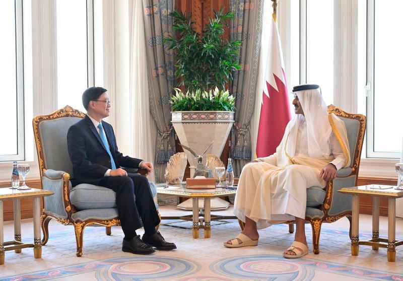 $!Mr Lee meets the Amir of the State of Qatar, High Highness Sheikh Tamim bin Hamad Al Thani (right).