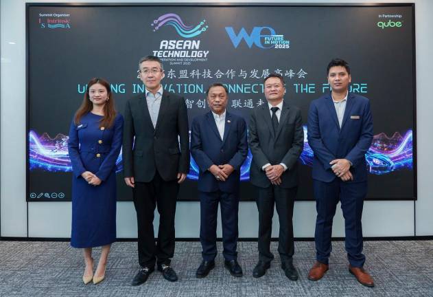 From (left to right) Ravenna Chen, CEO of Intrinsic SEA, Dr. Zhao Xiangdong, Counsellor for Science and Technology, Embassy of the People’s Republic of China, Datuk Mohammad Yusof, Deputy Minister of Science and Innovation, Richard Teo, Executive Chairman of Qube Integrated Malaysia; and Hafiidz Amer, CSO of Exchange 106.