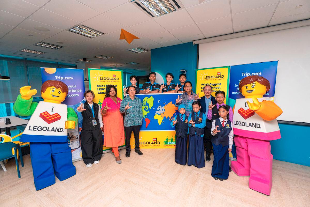 (From left to right) Ms Stephane Thong, General Manager, Trip.com Malaysia, Ms Thila Munusamy, Director of Sales and Marketing, LEGOLAND Malaysia Resort, Mr Samuel Lee, Deputy Director General of the Malaysian Tourism Promotion Board, Mr Mohamad Zaidi Bin Ishak, Deputy Director of Sports, Co-Curricular and Arts Department, Ministry of Education Malaysia and Mr Cs Lim, Vice President, LEGOLAND Malaysia Resort