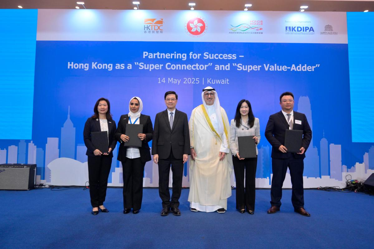 HKSAR’s Chief Executive John Lee (third left) witnesses exchange of agreements reached between government departments, enterprises, and institutions from Hong Kong, Mainland China and Kuwait.