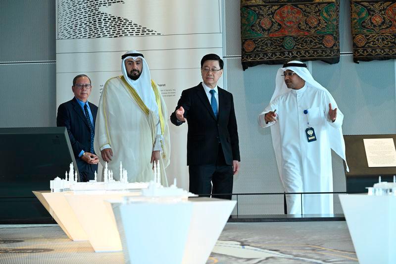 $!Mr Lee (second right) visits the Sheikh Abdullah Al Salem Cultural Centre in Kuwait.