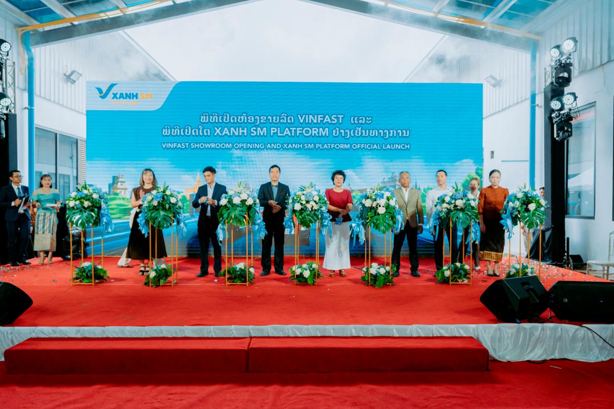 Mr. Nguyễn Văn Duy, First Secretary of the Vietnamese Embassy in Laos (third from the left), joined representatives of GSM and other distinguished guests in cutting the ribbon at the grand opening of the first VinFast store in Laos.