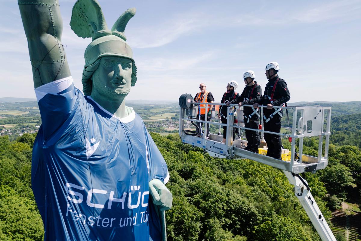 (Photographer: Stefan Brückner, Usage rights: Schüco International KG) Measuring 53.46 metres in height, including its pedestal, Hermann’s Monument was completed in 1875 and ever since has risen high above the Teutoburg Forest. The figure of Hermann himself measures 26.57 metres up to the point of the sword, making it the tallest statue in Germany today.
