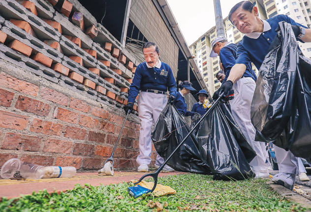 Tan (left) taking part in the clean-up initiative. – theSunpix