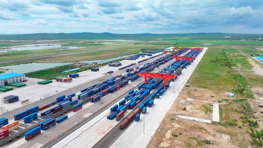 An aerial drone photo shows containers being loaded at Manzhouli Railway Port in north China’s Inner Mongolia Autonomous Region $!An aerial drone photo shows containers being loaded at Manzhouli Railway Port in north China’s Inner Mongolia Autonomous Region