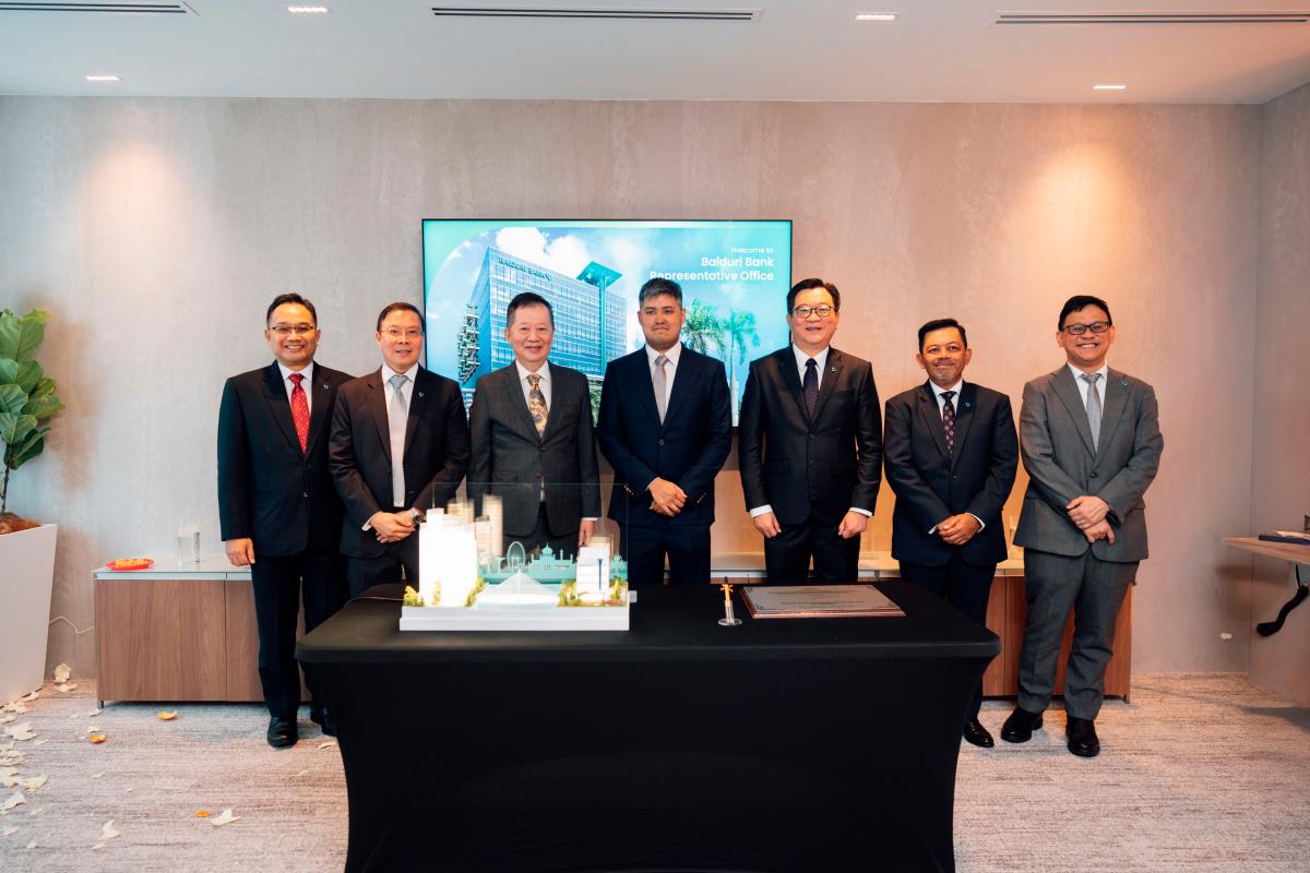 Yang Amat Mulia Pengiran Muda Dr Abdul Fattaah, Chairman of Baiduri Bank (Middle); Baiduri Bank Chief Executive Officer Ti Eng Hui (3-R); Board Member of Baiduri Bank Dato Paduka Timothy Ong Teck Mong (3-L); members of Baiduri Bank’s management committee and Baiduri Bank’s Chief Representative Officer Young Yi (2-L) at the launch of Baiduri Bank’s Representative Office in Singapore
