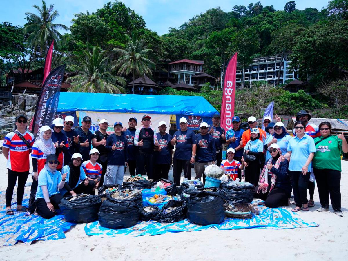 Kenanga Investors volunteers, YBrs Encik Mohamad Ridwan Mohd Nor (9th from left, standing), Yang DiPertua Majlis Daerah Besut, the organising team of the Dive Against Debris initiative and local government agencies at Long Beach, Pulau Perhentian.