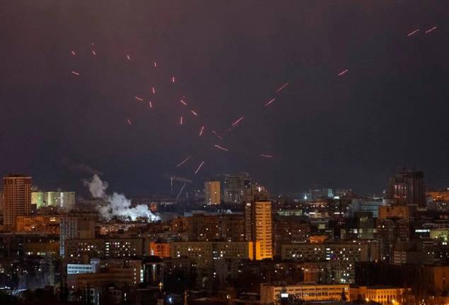 Tracers are seen in the night sky as Ukrainian servicemen fire at the drone during a Russian drone strike, amid Russia's attack on Ukraine, in Kyiv, Ukraine February 21, 2025. - REUTERS/Gleb Garanich