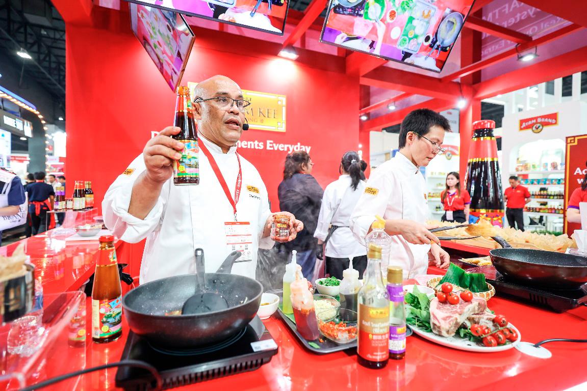 Lee Kum Kee invites Chef Pom (Thanarak Chuto) for an exclusive live cooking show at THAIFEX - Anuga Asia 2025. $!Lee Kum Kee invites Chef Pom (Thanarak Chuto) for an exclusive live cooking show at THAIFEX - Anuga Asia 2025.