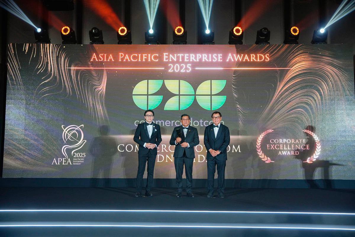 Group Chief Operating Officer of Commerce Dot Com Sdn. Bhd., En. Abdul Halim Mohammed Yusof (center), receiving the Corporate Excellence Award at the Asia Pacific Enterprise Awards (APEA) 2025 in Kuala Lumpur.
