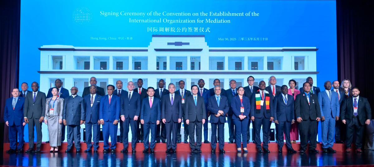Representatives from over 30 countries, including China and countries from Asia, Africa, Latin America and Europe, jointly signed the Convention on the Establishment of the International Organization for Mediation in Hong Kong on May 30. $!Representatives from over 30 countries, including China and countries from Asia, Africa, Latin America and Europe, jointly signed the Convention on the Establishment of the International Organization for Mediation in Hong Kong on May 30.