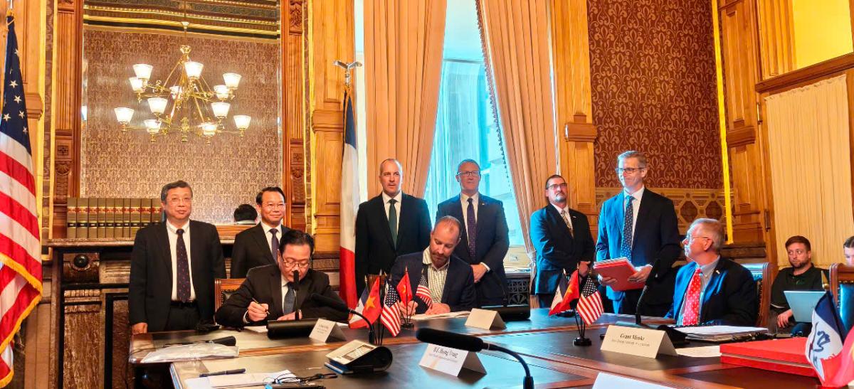 Ministers witnessed MoU signing between Vietnamese and Iowa agribusinesses.
