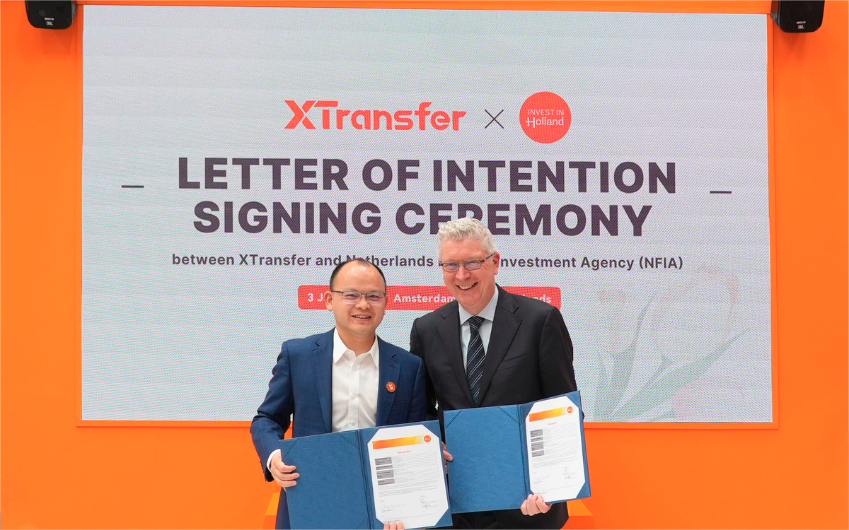 Bill Deng, Founder and CEO of XTransfer (Left), and Hans Kuijpers, Director of Investment Projects at NFIA (Right), at the signing ceremony.