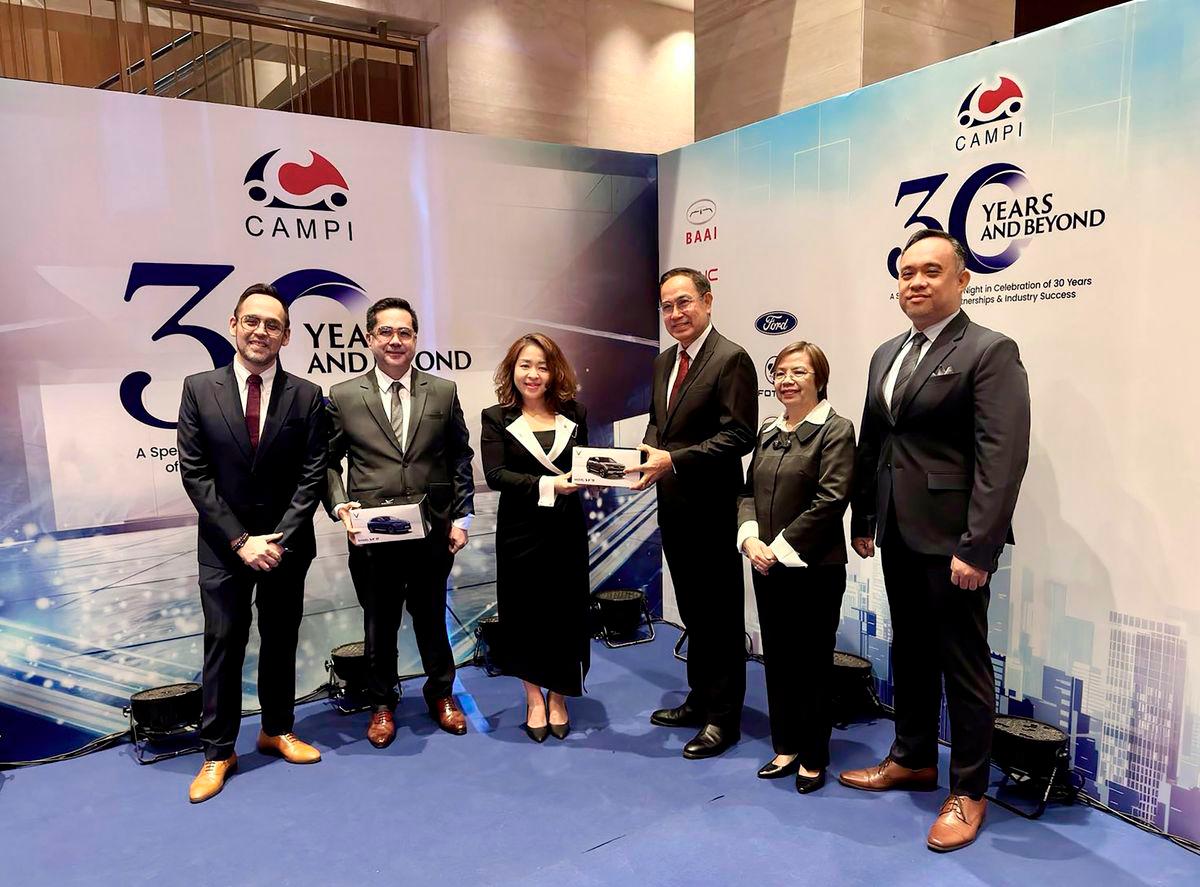 Ms. Mai Anh, CEO of VinFast Philippines (center left), and Mr. Rommel Gutierrez, President of CAMPI (center right), at the event celebrating CAMPI’s 30th anniversary.