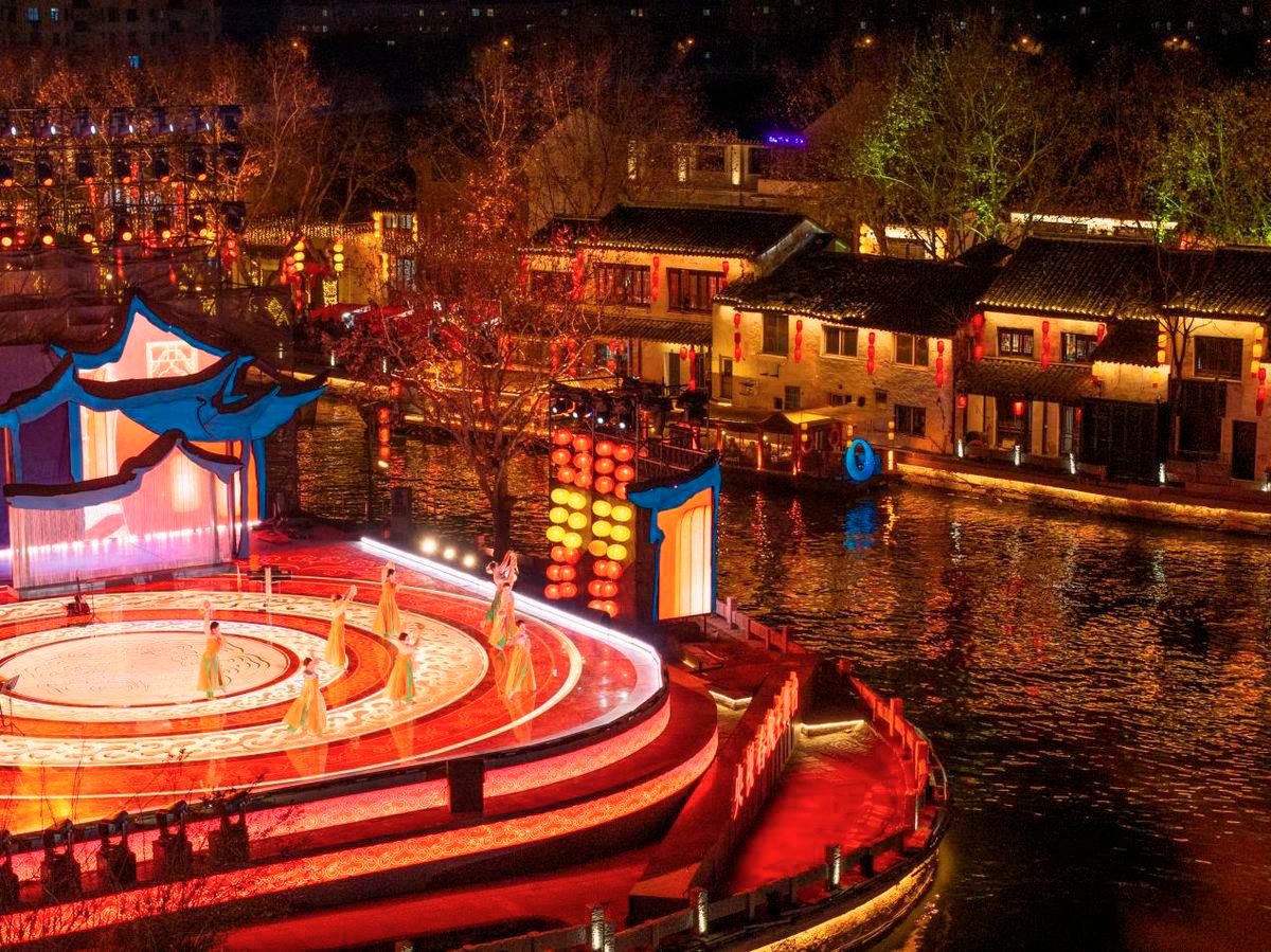 Cultural performance by the Grand Canal in Wuxi
