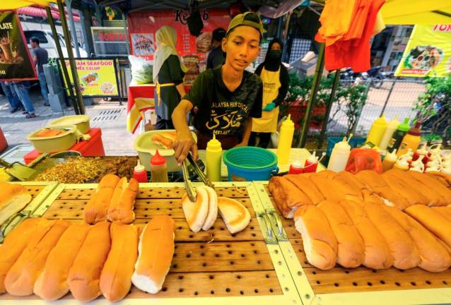 A trader preparing a Malaysian-style sandwich called ‘Roti John’. – THESUNPIX