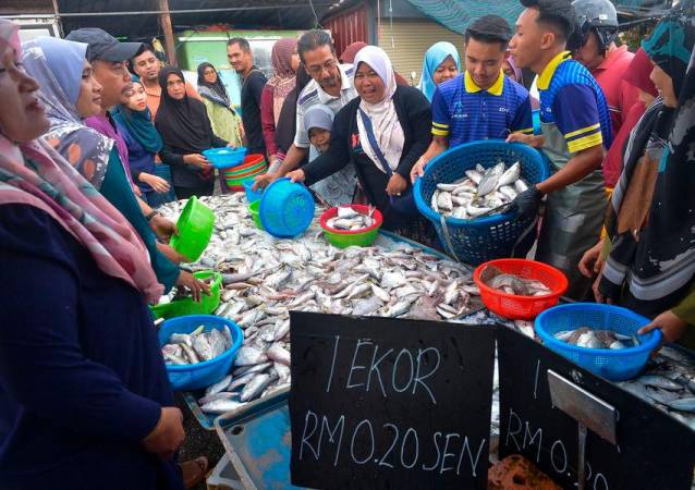 Customers choosing fish offered at the Jon Ikan Tikam Batu stall, which include kerisi, gelama, pelata, cencaru, gerut, ketuka, duri and sardines. – MASRY CHE ANI/THESUN