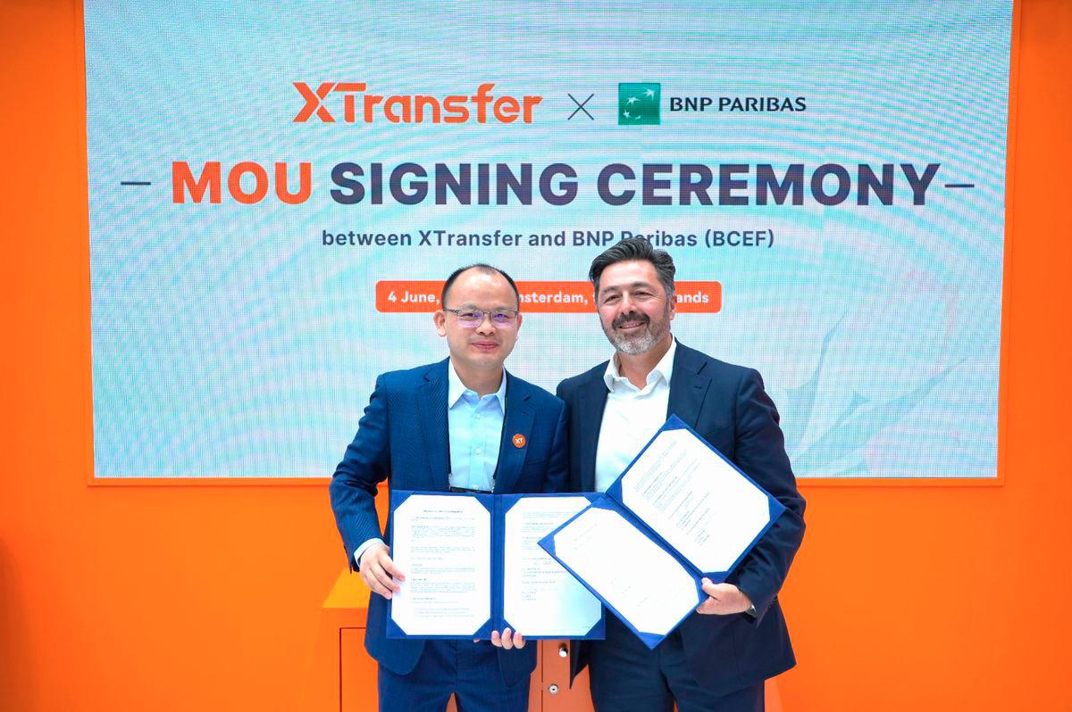Bill Deng, Founder and CEO of XTransfer (Left), and Bruno Mellado, Global Head of Payments and Receivables at BNP Paribas (Right), at the ceremony.