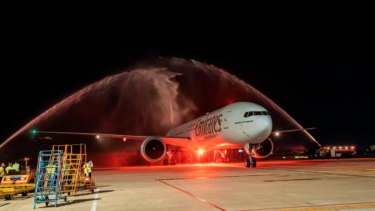The inaugural Emirates flight to Da Nang received a ceremonial welcome.