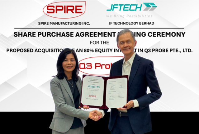 Spire Manufacturing Inc co-founder Christine Bui Yen Chi (left) exchanging the signed acquisition with Foong (right).