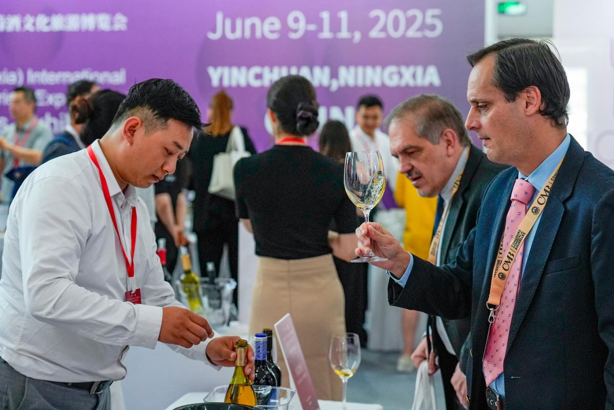 A visitor (1st R) tastes wine at the Global Wineries Exhibition during the Fifth China (Ningxia) International Wine Culture and Tourism Expo in Yinchuan, northwest China’s Ningxia Hui Autonomous Region, on June 9, 2025.(Xinhua/Yang Zhisen) $!A visitor (1st R) tastes wine at the Global Wineries Exhibition during the Fifth China (Ningxia) International Wine Culture and Tourism Expo in Yinchuan, northwest China’s Ningxia Hui Autonomous Region, on June 9, 2025.(Xinhua/Yang Zhisen)