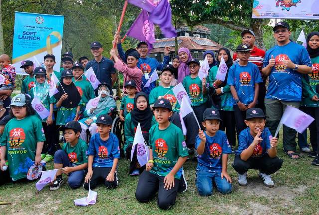 Mohd Shah with Health and Environment Department director Dr Umi Ahmad (standing centre) and participants at the CCM launch at Perdana Botanical Garden yesterday. - AMIRUL SYAFIQ/THESUN