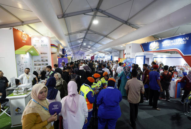 The public visited the booths at the Program MADANI Rakyat (PMR) 2025 in Lumut Waterfront today. - BERNAMApix