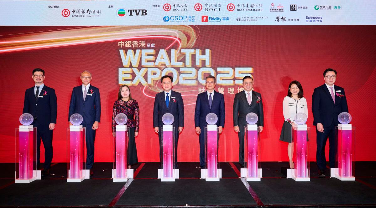 HKSAR Government (Fourth Right), Miss Rosanna Law, JP, Secretary for Culture, Sports and Tourism (Third Left) and Mr. Stephen Chan, Deputy Chief Executive of BOCHK (Forth Left); together with other attending guests including Mr. Thomas Hui, JP, Executive Chairman of TVB (Third Right) and representatives from BOCHK.