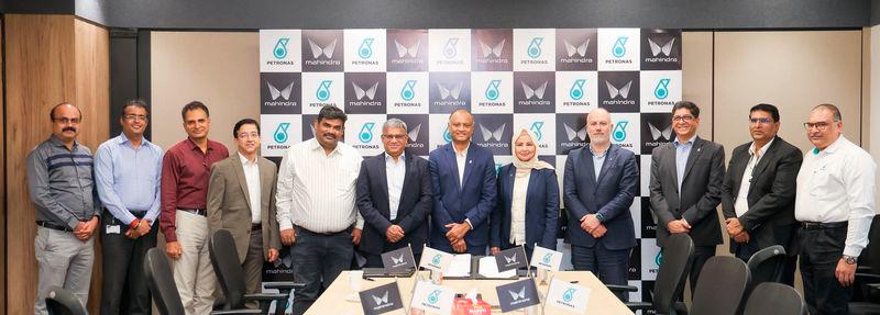 $!Binu Chandy, Chief Executive Officer of PETRONAS Lubricants India Pvt. Ltd. [7th from Left] and R. Veeraghavan, Senior Vice President Strategic Sourcing, Mahindra &amp; Mahindra Ltd., [6th from Left] accompanied by other PETRONAS Lubricants International and Mahindra representatives at the signing ceremony held in Mumbai on 19 June 2025.​